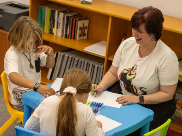 Carmen Cazorla en una sesión de psicología infantil acompañada de dos niños